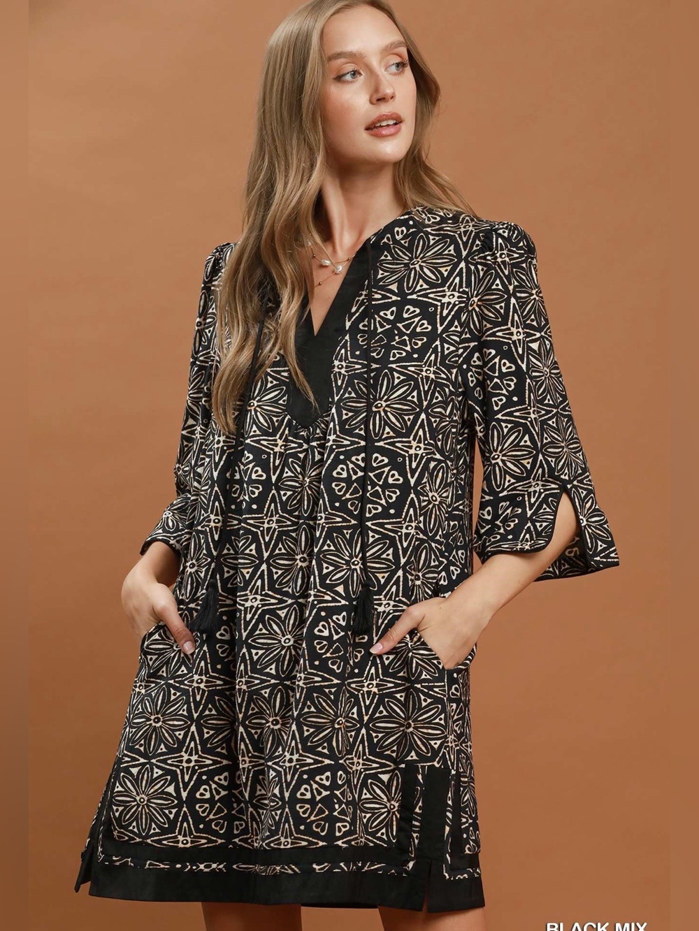 ♥️ Umgee Mix Geometric Print V-Neck Tassel Detail Tunic Dress- Black Mix